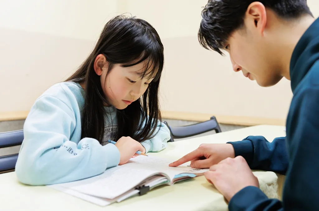 講師のサポートを受けながら英検対策を学ぶ小学生