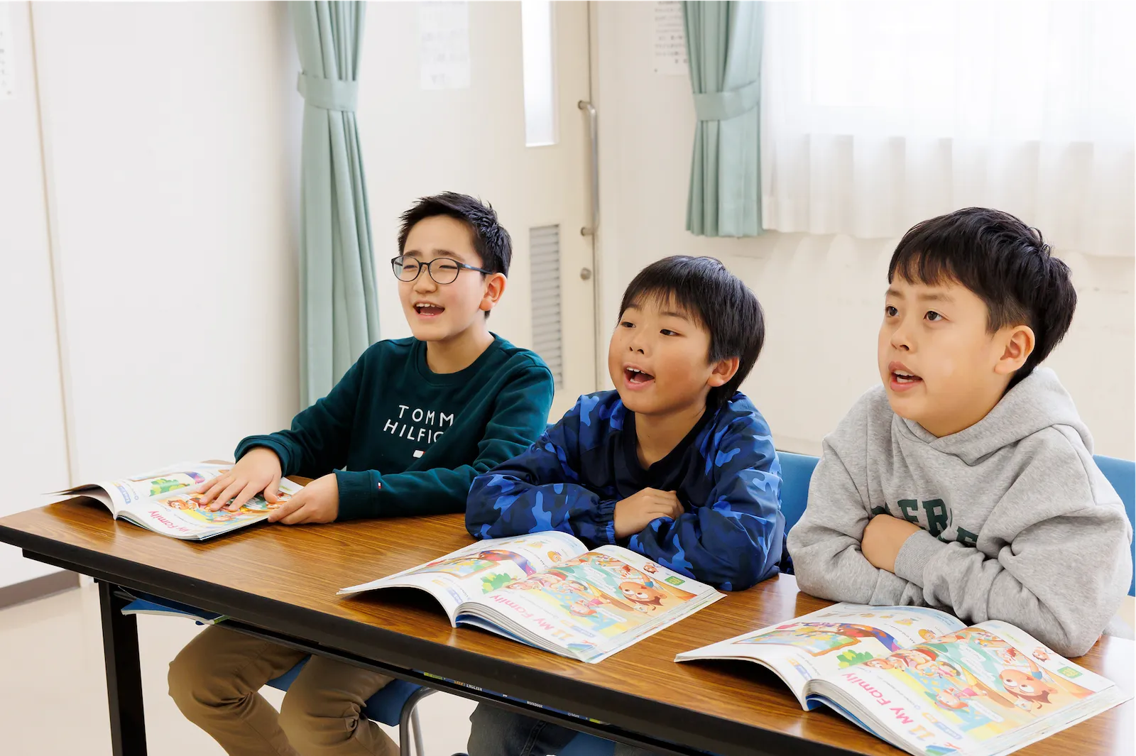 英語のテキストを使って楽しく学ぶ小学生の少人数グループレッスン