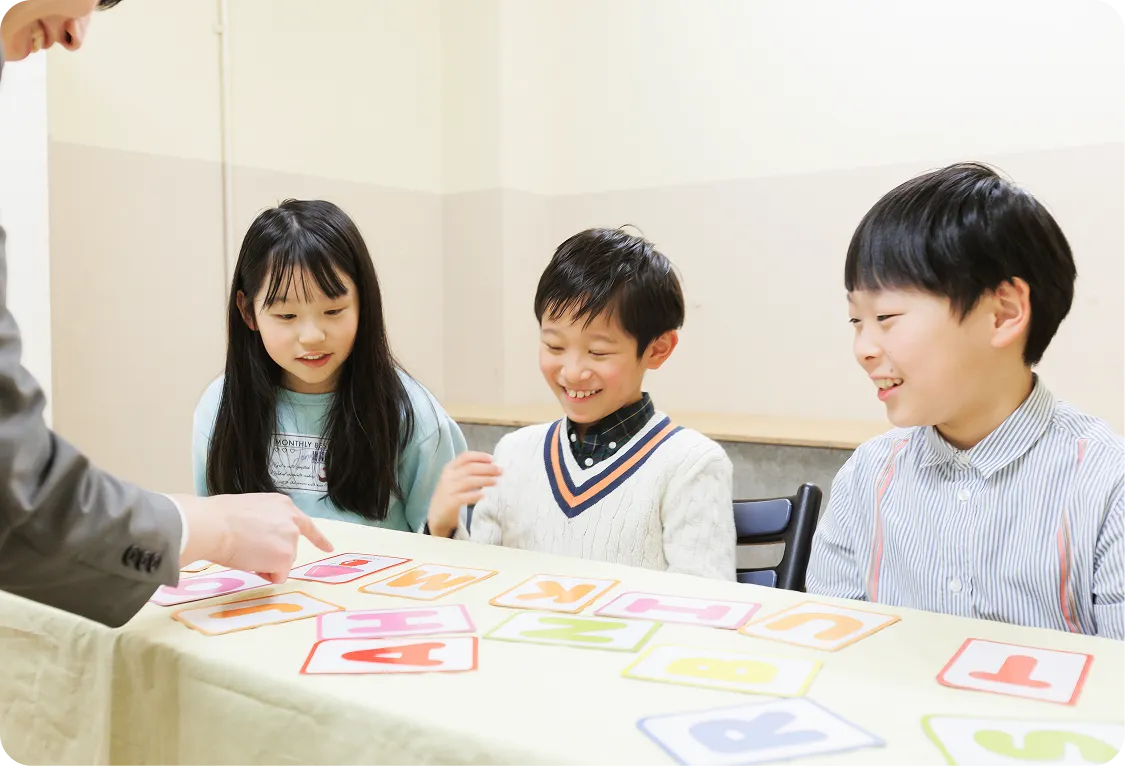 アルファベットカードを使った小学生英会話の少人数グループレッスン