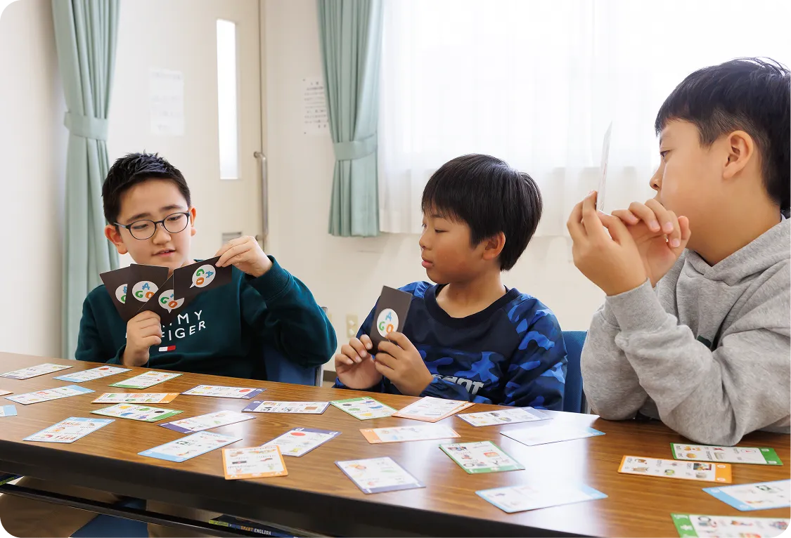 英語カードゲームを通して楽しく学ぶ小学生の少人数レッスン