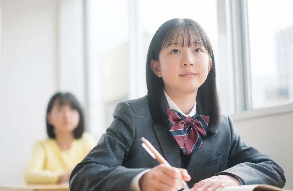 授業中にノートを取る女子中学生
