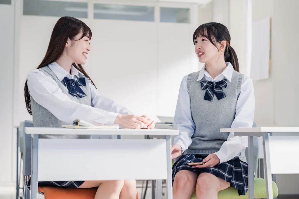 教室で英会話をする女子中学生