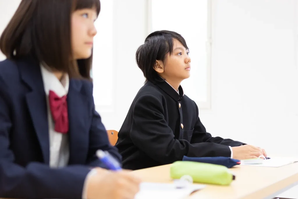 教室で真剣に授業を受ける中学生男女