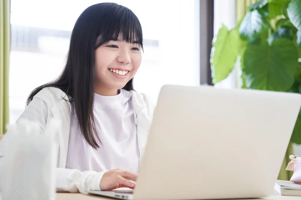 自宅でオンライン授業に取り組む女子中学生