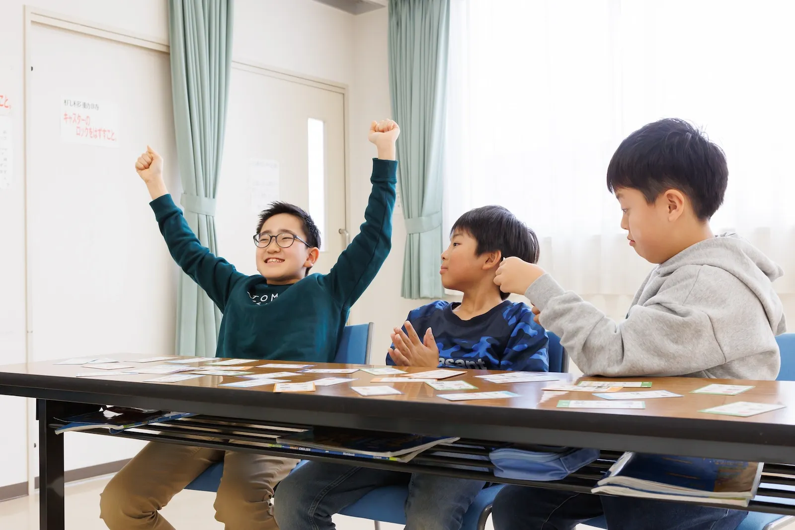 英語カードゲームを楽しみながら学ぶ小学生たち